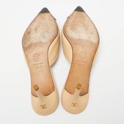 Pre Owned صندل سلايد شانيل كانفاس وجلد أسود/بيج مقدمة مدببة مقاس 36.5