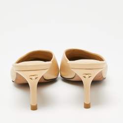 Pre Owned صندل سلايد شانيل كانفاس وجلد أسود/بيج مقدمة مدببة مقاس 36.5