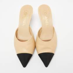 Pre Owned صندل سلايد شانيل كانفاس وجلد أسود/بيج مقدمة مدببة مقاس 36.5