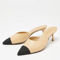 Pre Owned صندل سلايد شانيل كانفاس وجلد أسود/بيج مقدمة مدببة مقاس 36.5