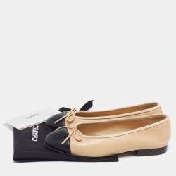 مملوكة مسبقًا حذاء باليرينا فلات شانيل سي سي جلد أسود/بيج مقدمة سوداء مقاس 35
