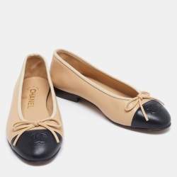 مملوكة مسبقًا حذاء باليرينا فلات شانيل سي سي جلد أسود/بيج مقدمة سوداء مقاس 35