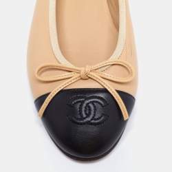 مملوكة مسبقًا حذاء باليرينا فلات شانيل سي سي جلد أسود/بيج مقدمة سوداء مقاس 35