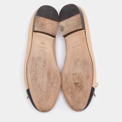 مملوكة مسبقًا حذاء باليرينا فلات شانيل سي سي جلد أسود/بيج مقدمة سوداء مقاس 35