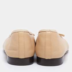 مملوكة مسبقًا حذاء باليرينا فلات شانيل سي سي جلد أسود/بيج مقدمة سوداء مقاس 35