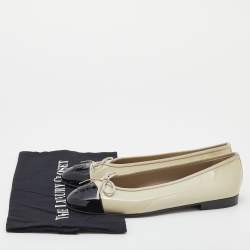 Pre Owned حذاء باليرينا فلات شانيل جلد بيج فاتح/أسود لامع بفيونكة سي سي مقدمة سوداء مقاس 39.5