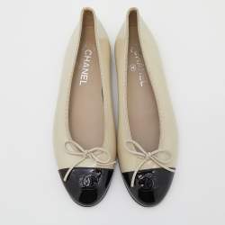 Pre Owned حذاء باليرينا فلات شانيل جلد بيج فاتح/أسود لامع بفيونكة سي سي مقدمة سوداء مقاس 39.5