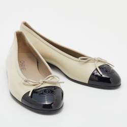 Pre Owned حذاء باليرينا فلات شانيل جلد بيج فاتح/أسود لامع بفيونكة سي سي مقدمة سوداء مقاس 39.5