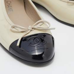 Pre Owned حذاء باليرينا فلات شانيل جلد بيج فاتح/أسود لامع بفيونكة سي سي مقدمة سوداء مقاس 39.5