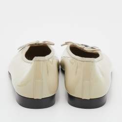 Pre Owned حذاء باليرينا فلات شانيل جلد بيج فاتح/أسود لامع بفيونكة سي سي مقدمة سوداء مقاس 39.5