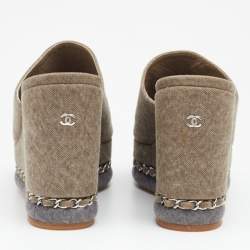 مملوكة مسبقًا Chanel Khaki Canvas CC Wedge Platform Slide Sandals Size 37