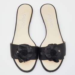 Pre Owned صندل سلايد فلات شانيل جلد أسود مزين زهرة كاميليا مقاس 37.5