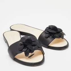 Pre Owned صندل سلايد فلات شانيل جلد أسود مزين زهرة كاميليا مقاس 37.5