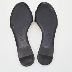 Pre Owned صندل سلايد فلات شانيل جلد أسود مزين زهرة كاميليا مقاس 37.5