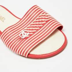 مملوكة مسبقًا Chanel Red/White Leather CC logo Flat Sandals Size 38.5