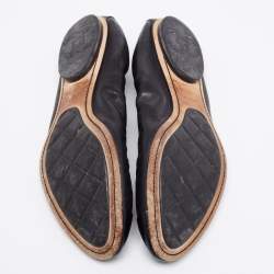 مملوكة مسبقًا حذاء باليرينا فلات شانيل سكرانش جلد لامع وجلد أسود مقاس 38