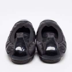 مملوكة مسبقًا حذاء باليرينا فلات شانيل سكرانش جلد لامع وجلد أسود مقاس 38