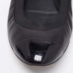 مملوكة مسبقًا حذاء باليرينا فلات شانيل سكرانش جلد لامع وجلد أسود مقاس 38