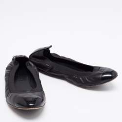 مملوكة مسبقًا حذاء باليرينا فلات شانيل سكرانش جلد لامع وجلد أسود مقاس 38