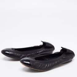 مملوكة مسبقًا حذاء باليرينا فلات شانيل سكرانش جلد لامع وجلد أسود مقاس 38