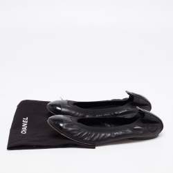 مملوكة مسبقًا حذاء باليرينا فلات شانيل سكرانش جلد لامع وجلد أسود مقاس 38