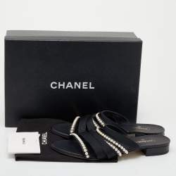 مملوكة مسبقًا صندل سلايد  شانيل CC قماش أسود بسيور مزينو باللؤلؤ  مقاس 39