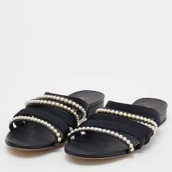 مملوكة مسبقًا صندل سلايد  شانيل CC قماش أسود بسيور مزينو باللؤلؤ  مقاس 39