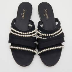 مملوكة مسبقًا صندل سلايد  شانيل CC قماش أسود بسيور مزينو باللؤلؤ  مقاس 39