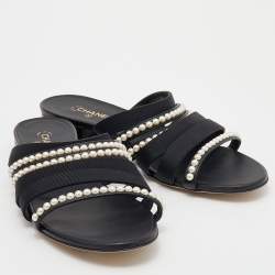 مملوكة مسبقًا صندل سلايد  شانيل CC قماش أسود بسيور مزينو باللؤلؤ  مقاس 39