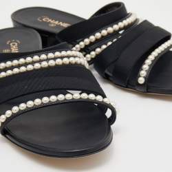مملوكة مسبقًا صندل سلايد  شانيل CC قماش أسود بسيور مزينو باللؤلؤ  مقاس 39