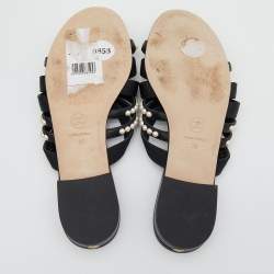 مملوكة مسبقًا صندل سلايد  شانيل CC قماش أسود بسيور مزينو باللؤلؤ  مقاس 39