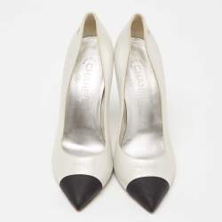 مملوكة مسبقًا حذاء كعب عالي شانيل CC جلد أسود لامع  بمقدمة مستديرة مدببة مقاس 40.5