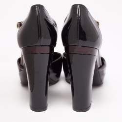 مملوكة مسبقًا صندل شانيل جلد بني داكن/أخضر لامع مقدمة خضراء كعب سميك بحزام للكاحل مقاس 39