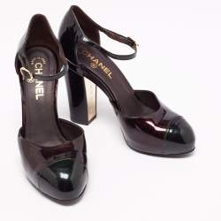 مملوكة مسبقًا صندل شانيل جلد بني داكن/أخضر لامع مقدمة خضراء كعب سميك بحزام للكاحل مقاس 39