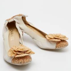 Pre Owned Chanel Off White/Beige Leather and Cork Camellia Block Heel Pumps Size 38