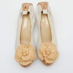 Pre Owned Chanel Off White/Beige Leather and Cork Camellia Block Heel Pumps Size 38