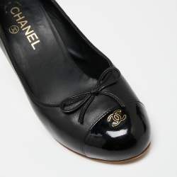 مملوكة مسبقًا Chanel Black Leather And Patent CC Cap Toe Pumps Size 39.5