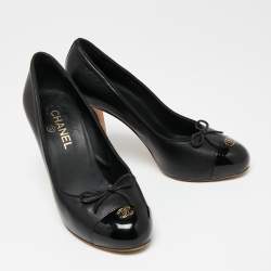 مملوكة مسبقًا Chanel Black Leather And Patent CC Cap Toe Pumps Size 39.5