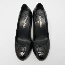 مملوكة مسبقًا Chanel Black Leather And Patent CC Cap Toe Pumps Size 39.5