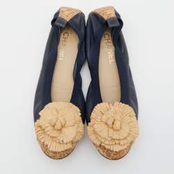 Pre Owned Chanel Blue/Beige Leather And Raffia Camellia Ballet Flats Size 39
