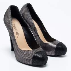 Pre Owned Chanel Light Silver/Black Textured Suede CC Round Toe Pumps Size 38