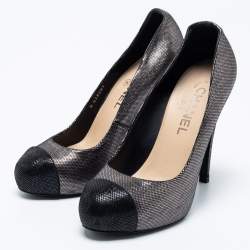 Pre Owned Chanel Light Silver/Black Textured Suede CC Round Toe Pumps Size 38