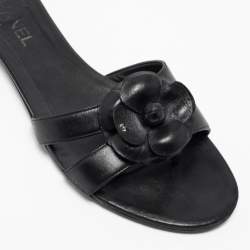 مملوكة مسبقًا Chanel Black Leather Camellia Flat Slides Size 41