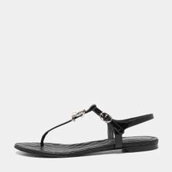 مملوكة مسبقًا Chanel Black Patent Leather CC  Thong Flat Sandals Size 38