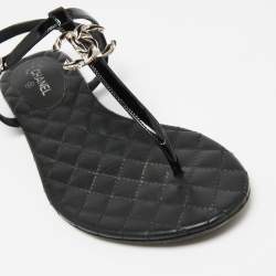 مملوكة مسبقًا Chanel Black Patent Leather CC  Thong Flat Sandals Size 38