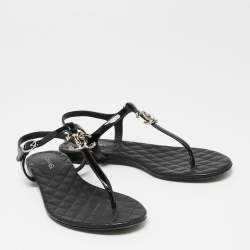 مملوكة مسبقًا Chanel Black Patent Leather CC  Thong Flat Sandals Size 38