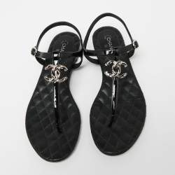 مملوكة مسبقًا Chanel Black Patent Leather CC  Thong Flat Sandals Size 38