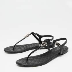 مملوكة مسبقًا Chanel Black Patent Leather CC  Thong Flat Sandals Size 38