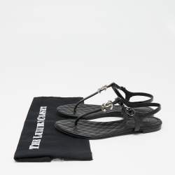 مملوكة مسبقًا Chanel Black Patent Leather CC  Thong Flat Sandals Size 38