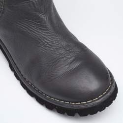 مملوكة مسبقًا Chanel Grey Quilted Nylon And Leather Motorcycle Mid Calf Boots Sie 39